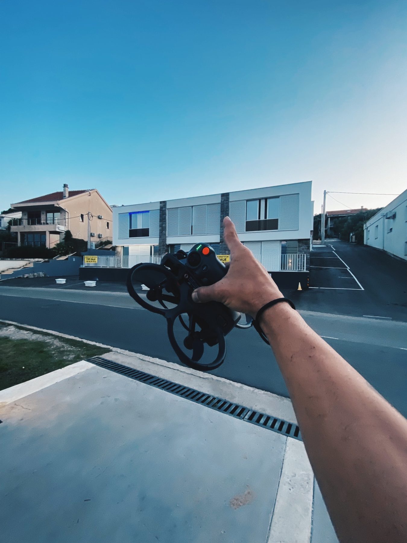 DJI Avata 2 elde, sokak çekimi öncesi