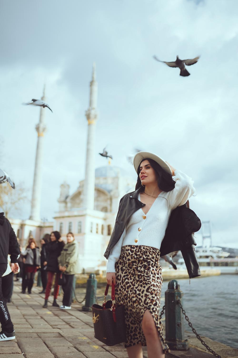 Shein — İstanbul Sokakları