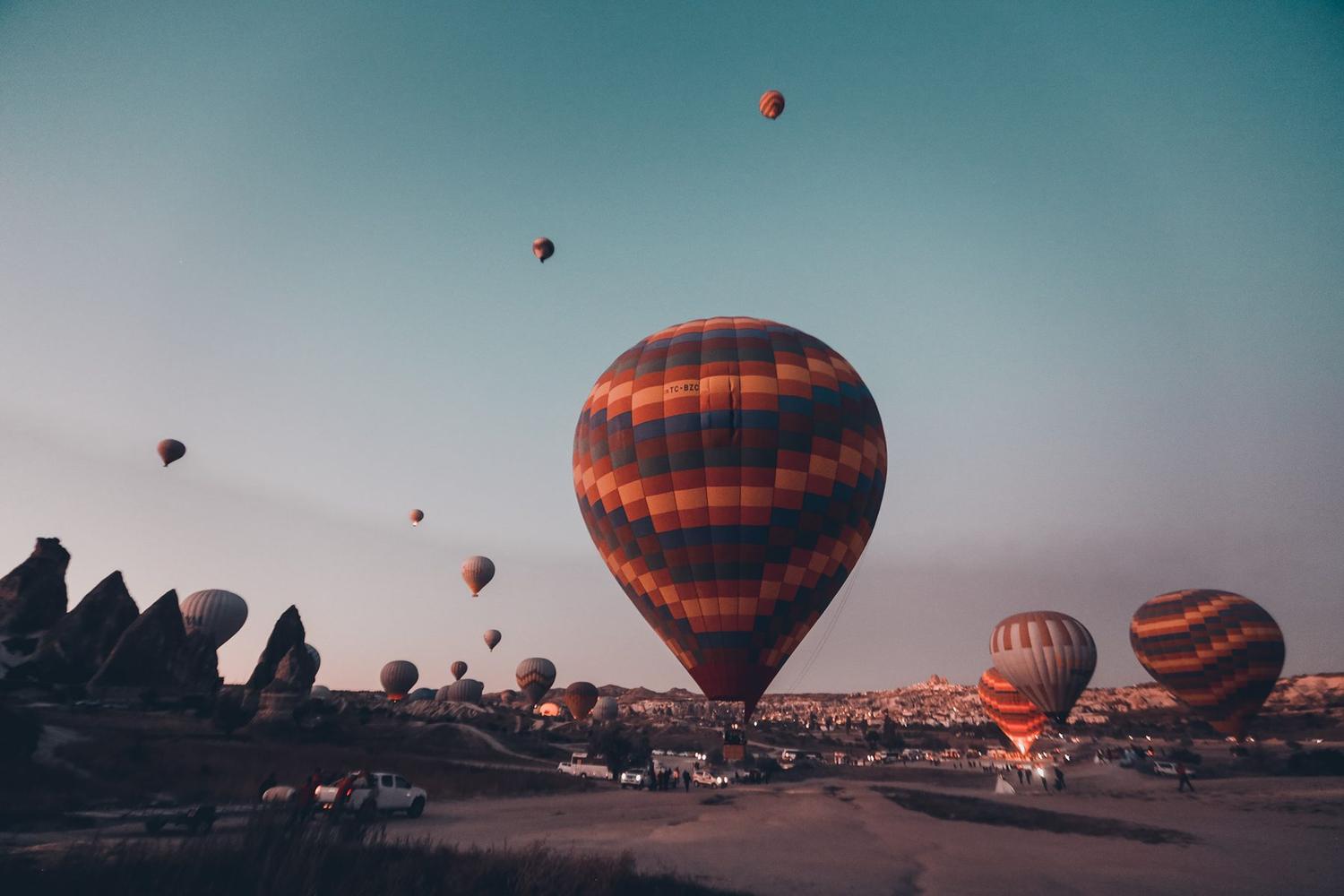 Kapadokya vadisinde balonlar