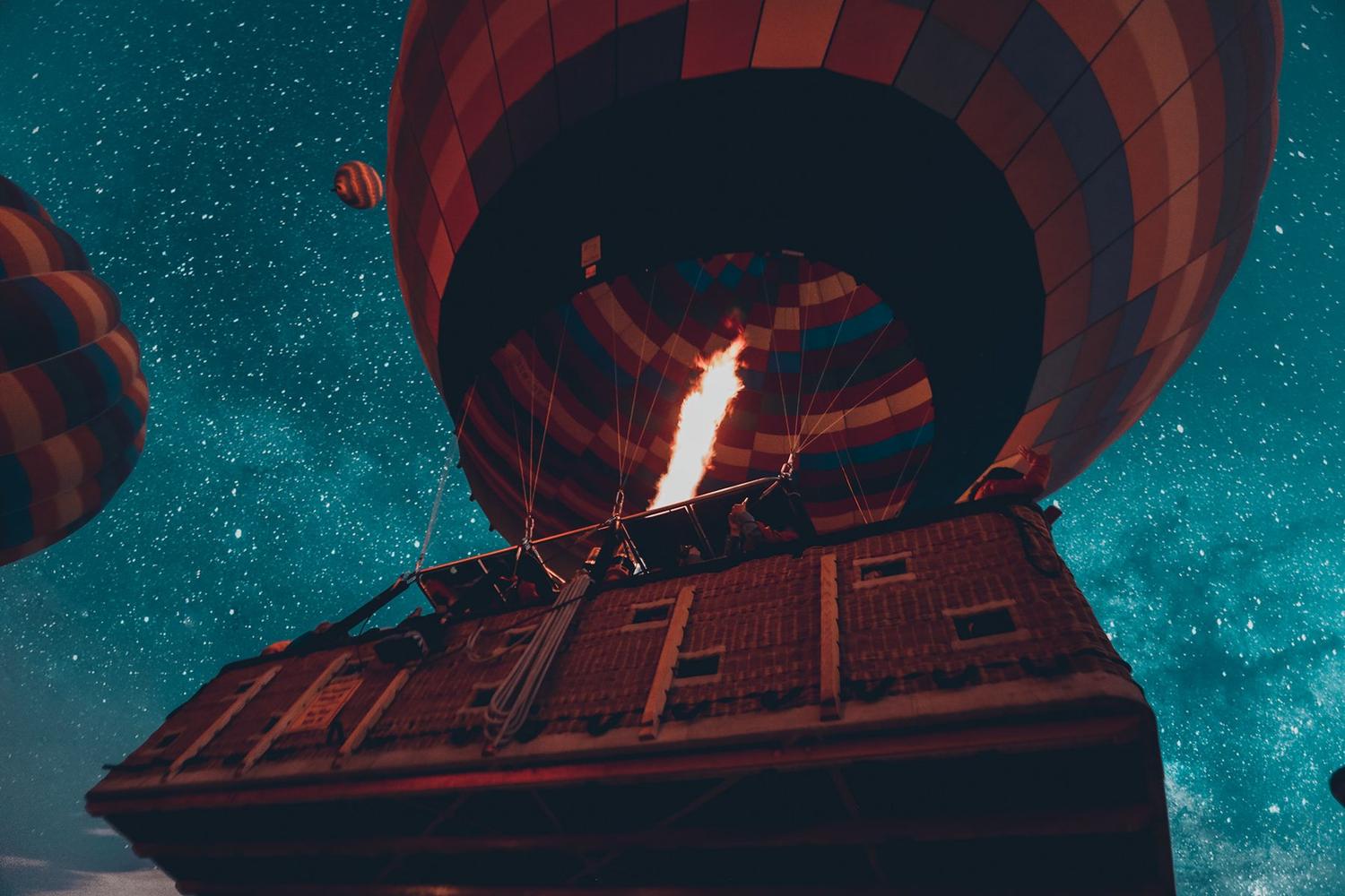 Samanyolu altında balon sepeti